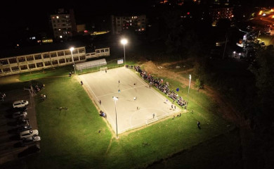 Na sportskom terenu u Miljevini postavljeni reflektori i tribine