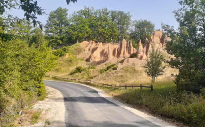 Za dolazak do Pješčanih piramida koristiti putni pravac iz Miljevine