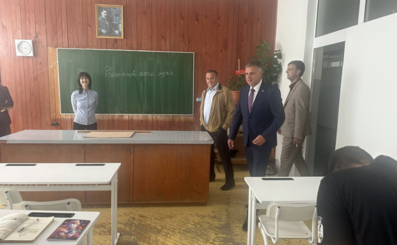 Gacko: Ministar Golubović u posjeti Srednjoškolskom centru i Narodnoj biblioteci