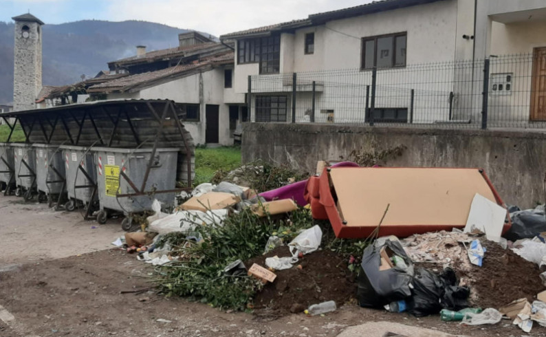 Kontejneri prazni, smeće nagomilano