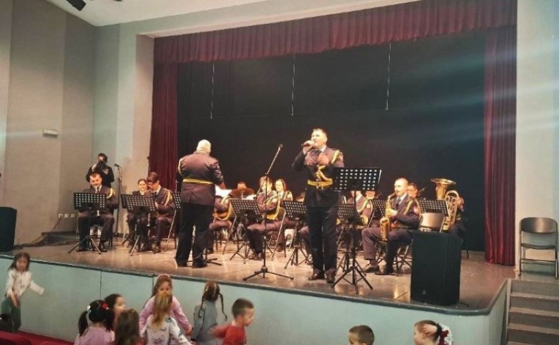 Orkestar MUP-a Srpske raspjevao fočanske osnovce
